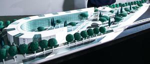 Schau genau. Kanzleramtschef Helge Braun 2019 bei der Vorstellung der geplanten Neubaus, für den der Bund laut Rechnungshof als „nüchternen Zweckbau“ warb. Dabei explodieren die Kosten.