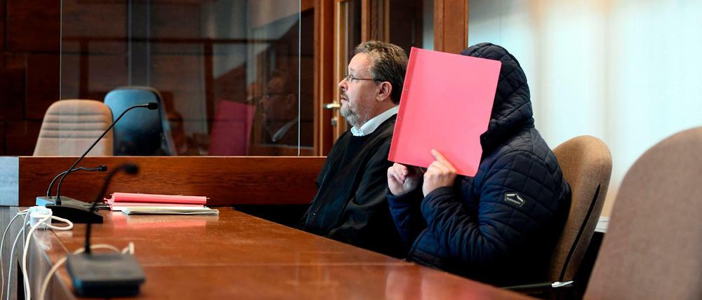 Der Angeklagte Jörg L. mit seinem Anwalt am Dienstag im Gerichtssaal.