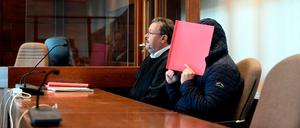 Der Angeklagte Jörg L. mit seinem Anwalt am Dienstag im Gerichtssaal.