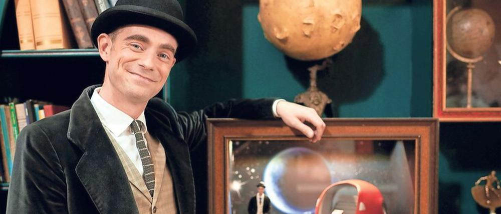 Matt Andrews’ Pan Tau ist unternehmungslustiger und frecher als das Original. Das mag daran liegen, dass er ein britischer Zauberer und Komiker ist. 