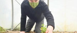 Doppelte Unterstützung. Im Rahmen des Hackathons der Bundesregierung hat Yannik Gassmann die App ErnteErfolg entwickelt, die Landwirte und Erntehelfer zusammenbringt. Im April half er dann gleich selber bei der Ernte. 