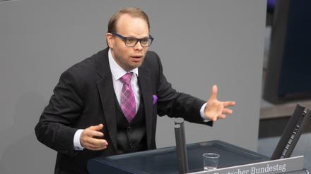 Helge Lindh ist SPD-Abgeordneter im Bundestag. Für seinen Einsatz gegen Rassismus wird er häufig attackiert.