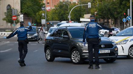 Autos müssen umkehren. Die Polizei in Madrid lässt niemanden raus oder rein.