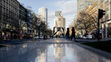 Der Mittelstreifen der Tauentzienstraße wurde vor Jahren neu gestaltet. Rechts und links davon sind drei Spuren für den Verkehr.