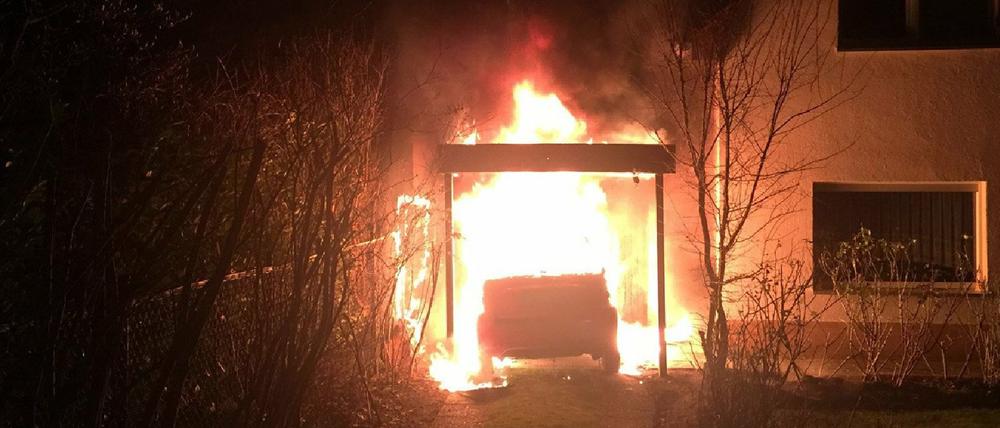 Anschläge ohne Ende. Mutmaßlich Neonazis zündeten im Februar 2018 in Neukölln den Wagen des Linken-Politikers Ferat Kocak an.