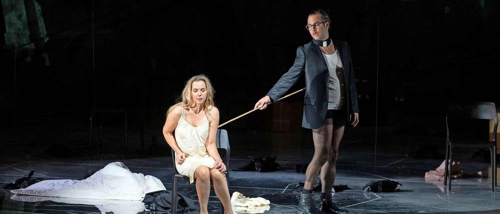 Quälende Nähe. Mojca Erdmann (Marquise de Merteuil) und Thomas Oliemans (Vicomte de Valmont)