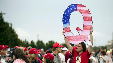 Die Online-Netzwerke Facebook und Instagram wollen künftig alle Seiten und -Gruppen sowie alle Instagram-Konten mit Verbindungen zu QAnon entfernen.