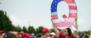 Die Online-Netzwerke Facebook und Instagram wollen künftig alle Seiten und -Gruppen sowie alle Instagram-Konten mit Verbindungen zu QAnon entfernen.