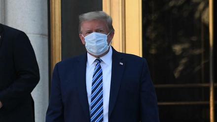 Trump verlässt das Militärkrankenhaus am Montagabend (Ortszeit). 