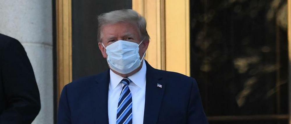 Trump verlässt das Militärkrankenhaus am Montagabend (Ortszeit). 
