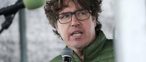Grüner in Grün: Für Bundesgeschäftsführer Michael Kellner war die Rede im Protestcamp im Dannenröder Forst keine leichter Auftritt.
