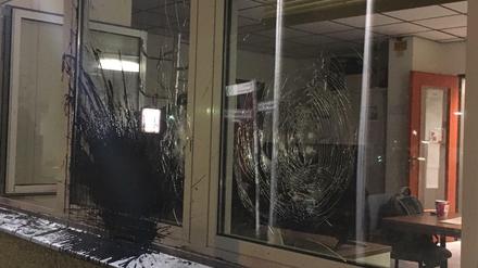 Bei dem Angriff wurden auch Fenster beschädigt.