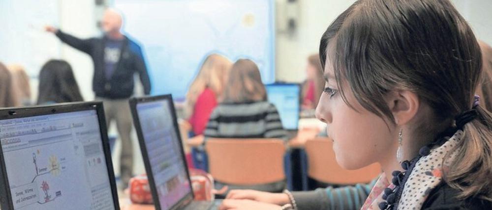 Digitalkunde. Gut wäre schon mal ein mobiler Computer für jeden Schüler. 