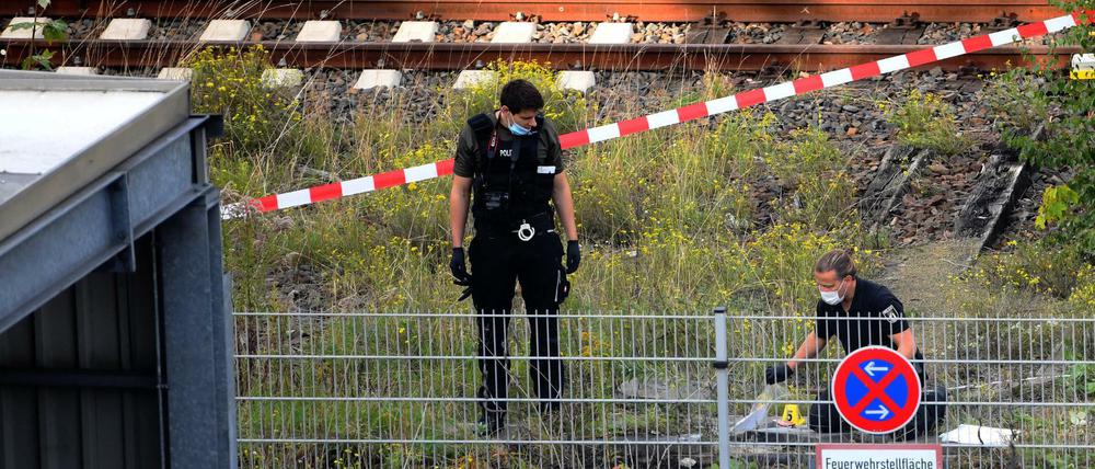 Polizeibeamte sichern auf einem Bahngelände unweit des Ringcenters Spuren.
