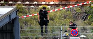 Polizeibeamte sichern auf einem Bahngelände unweit des Ringcenters Spuren.
