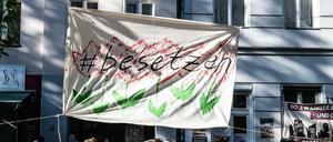 "#besetzen", steht auf dem Transparent vor einem Haus an der Reichenberger Straße, das 2018 besetzt wurde. 