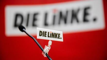 Das Logo der Partei ist bei einem Sonderparteitag der Berliner Linken an einem Mikrophon zu sehen. 