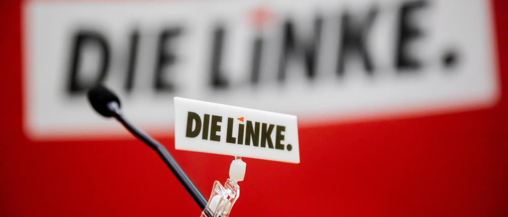 Das Logo der Partei ist bei einem Sonderparteitag der Berliner Linken an einem Mikrophon zu sehen.
