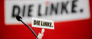 Das Logo der Partei ist bei einem Sonderparteitag der Berliner Linken an einem Mikrophon zu sehen. 