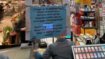 Die Schilder ziehen den Mund-Nasen-Schutz ins Lächerliche.