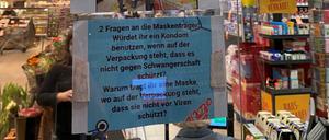 Die Schilder ziehen den Mund-Nasen-Schutz ins Lächerliche.
