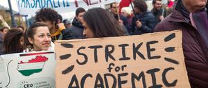 Protest gegen die Behinderung der Central European University (CEU) in Budapest (Archivbild) 