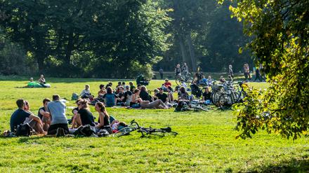 Junge Menschen im Treptower Park, Berlin.
