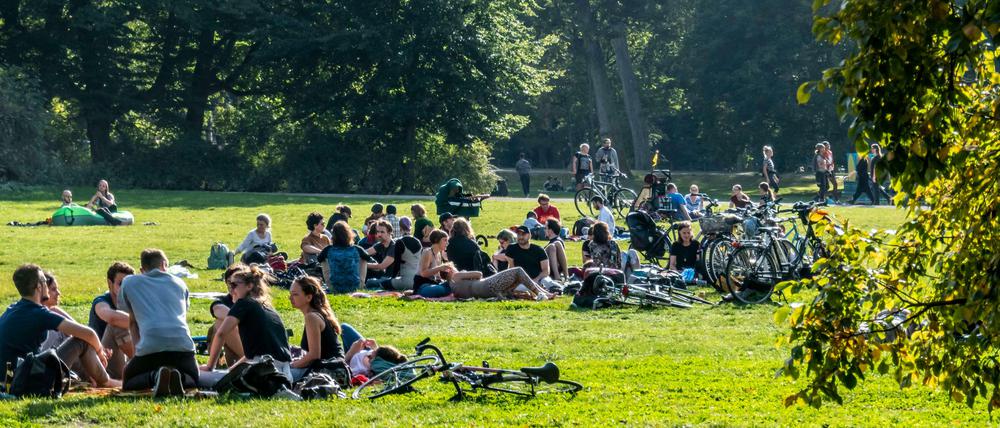 Junge Menschen im Treptower Park, Berlin.