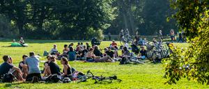 Junge Menschen im Treptower Park, Berlin.