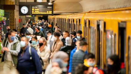 Fahrgäste am U-Bahnhof Neukölln: die meisten mit Maske.