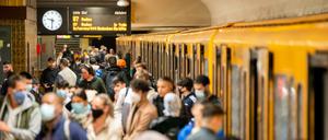 Fahrgäste am U-Bahnhof Neukölln: die meisten mit Maske.