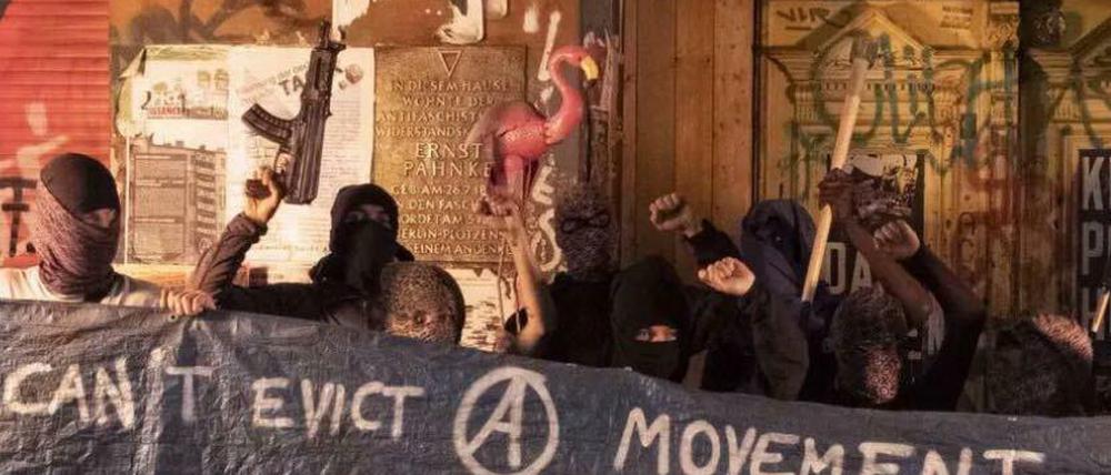 Protest mit der Attrappe einer Kalaschnikow: Vermummte posieren in der Rigaer Straße.