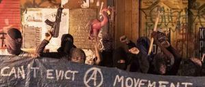 Protest mit der Attrappe einer Kalaschnikow: Vermummte posieren in der Rigaer Straße.