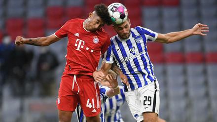 Kopf an Kopf. Bayerns Startelfdebütant Chris Richards im Duell mit Hertha Lucas Tousart (r.):