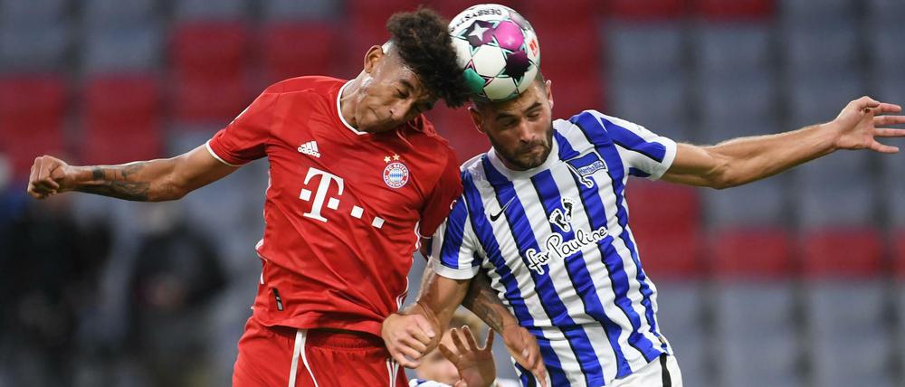 Kopf an Kopf. Bayerns Startelfdebütant Chris Richards im Duell mit Hertha Lucas Tousart (r.):