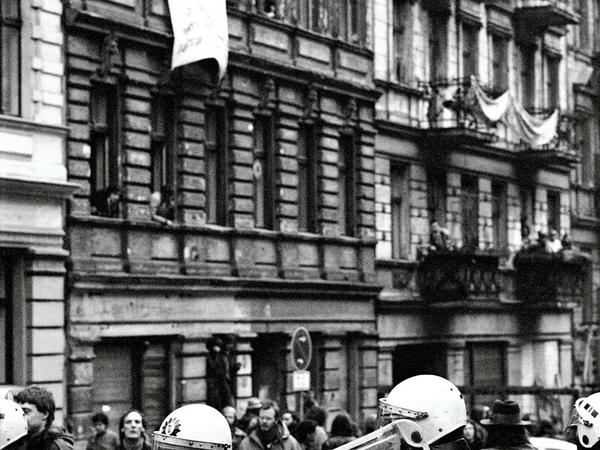Kreuzberger Belagerung. Polizisten versuchen im März 1981, das Haus Kopischstraße 4 zu räumen.