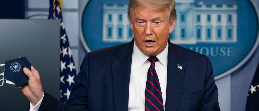 Mann ohne Maske - zum eigenen Schaden: Präsident Donald Trump nimmt seine Maske im Weißen Haus demonstrativ ab.