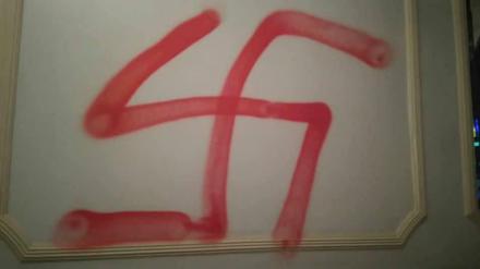 In der vergangenen Woche sprayten Unbekannte ein rotes Hakenkreuz und SS-Runen in den Hauseingang neben der Bäckerei "Damaskus" in der Sonnenallee. 