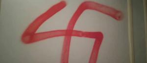 In der vergangenen Woche sprayten Unbekannte ein rotes Hakenkreuz und SS-Runen in den Hauseingang neben der Bäckerei "Damaskus" in der Sonnenallee. 