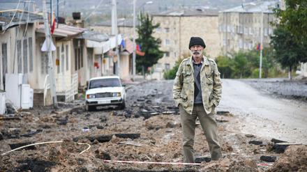 Ein einsamer Mann. Bis zu 75.000 Menschen flüchten wegen der schweren Gefechte um Berg-Karabach.