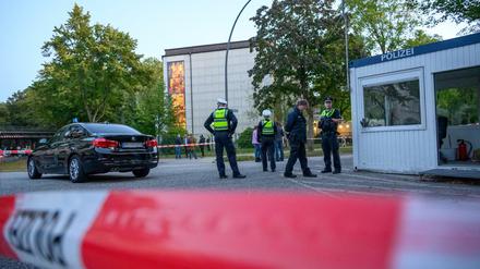Vor einer Synagoge in Hamburg ist am Sonntag ein Mann angegriffen und offenbar schwer verletzt worden. 