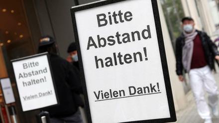 Sollte unsere Kolumnistin sich auch so ein Schild besorgen? Schließlich kommt sie aus Schöneberg, einem Risikogebiet. 
