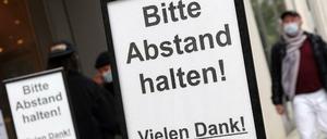 Sollte unsere Kolumnistin sich auch so ein Schild besorgen? Schließlich kommt sie aus Schöneberg, einem Risikogebiet. 