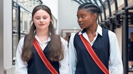 Horrorfilm "Zombie Child": Bonello Fanny (Louise Labeque, li.) leidet unter Liebeskummer, die Tante von Mélissa (Wislanda Louimat) soll ihr mit Voodoo helfen.