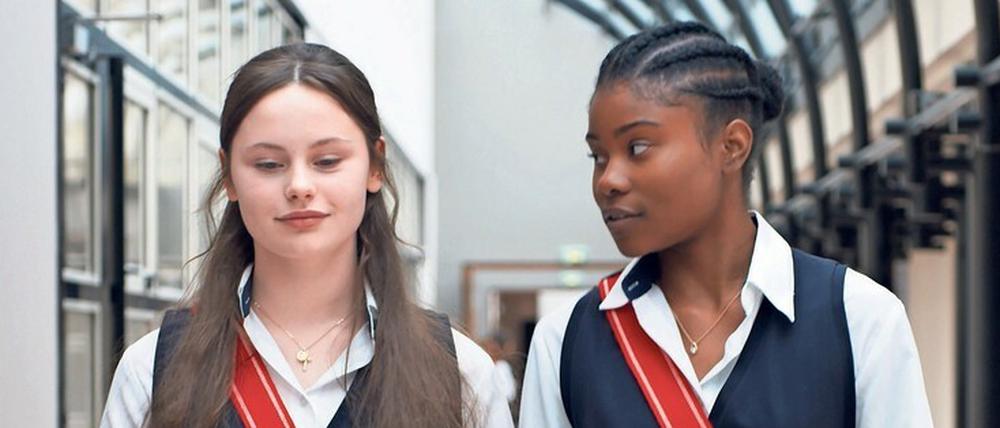 Horrorfilm "Zombie Child": Bonello Fanny (Louise Labeque, li.) leidet unter Liebeskummer, die Tante von Mélissa (Wislanda Louimat) soll ihr mit Voodoo helfen.