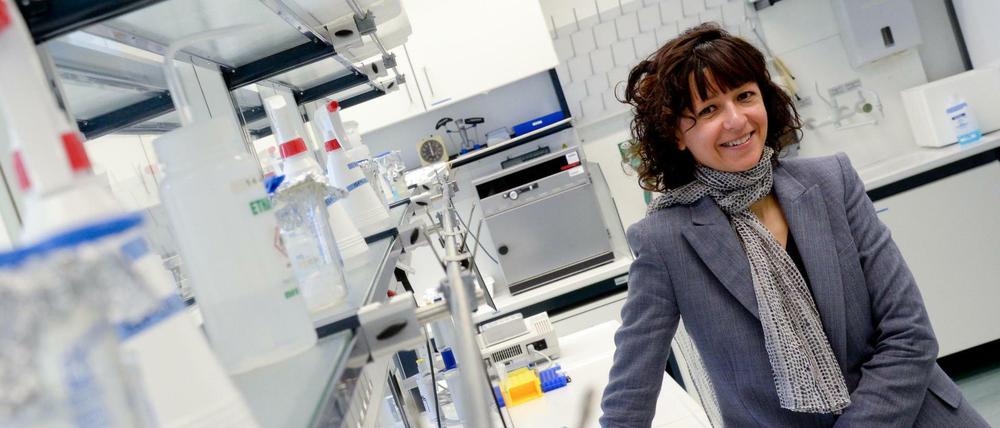 Die französische Mikrobiologin Emmanuelle Charpentier steht in einem Labor im Helmholtz-Zentrum für Infektionsforschung. 