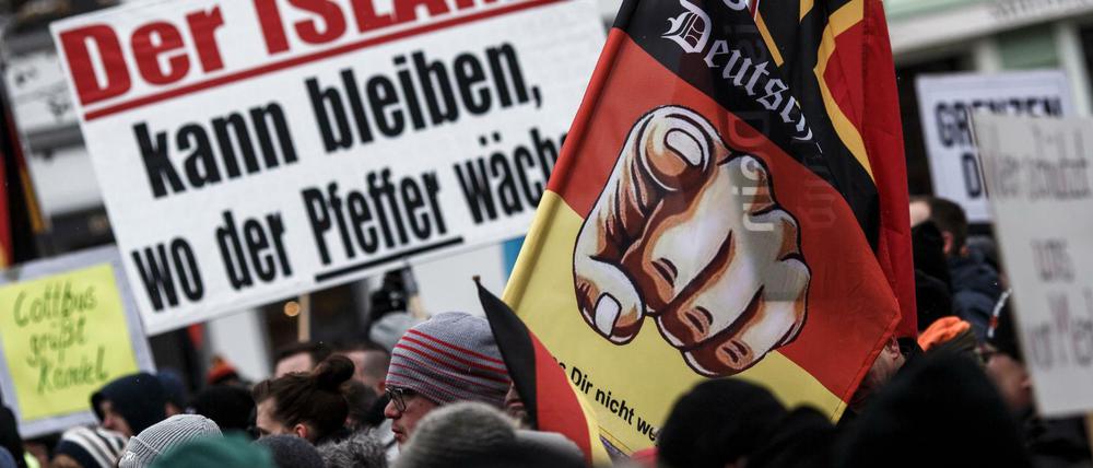 Der Verein „Zukunft Heimat" bei einer Demo gegen Flüchtlinge 2018 in Cottbus. Antragssteller Marcel F. ist für den Verein tätig.