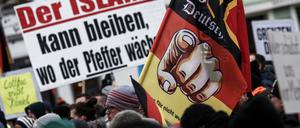 Der Verein „Zukunft Heimat" bei einer Demo gegen Flüchtlinge 2018 in Cottbus. Antragssteller Marcel F. ist für den Verein tätig.