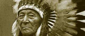 Kompromissbereit. Crow-Häuptling Plenty Coups (1848 - 1932) im Jahr 1925 nach einem Besuch bei Warren G. Harding, dem 29. Präsidenten der USA.