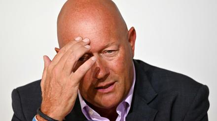 Ein Mann fasst sich an den Kopf, aber das hilft jetzt auch nicht mehr: Thomas Kemmerich hat sich um die Unterstützung aus der Parteispitze gebracht.